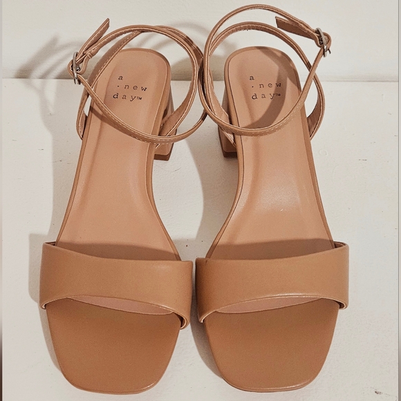 Chic Tan Block Heel Sandals - Picture 2 of 11